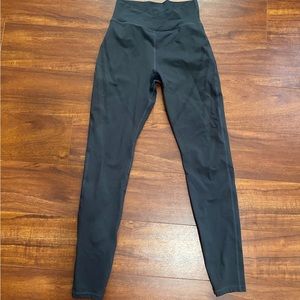 Alphalete Surface Path Laser-Cut Legging - Dark Grey